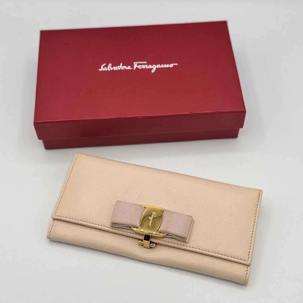Salvatore Ferragamo Wallet w/ the Box